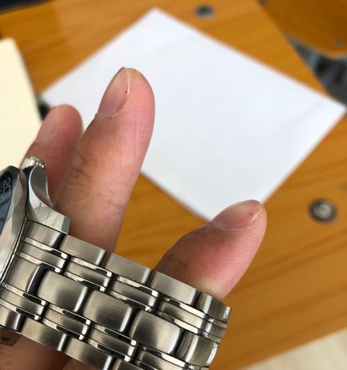 如何清洁表链？（教你轻松清洁手表表链，让它们恢复光亮）