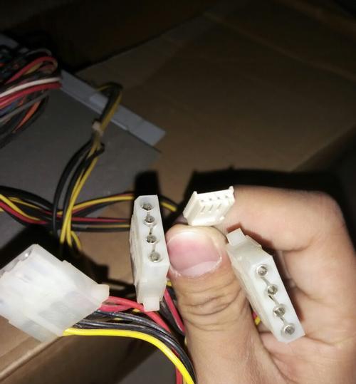 如何更换台式电脑电线（简易教程带你轻松更换电线）