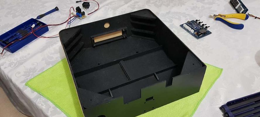 DIY木板电脑支架制作教程（简单实用的自制电脑支架，让你的工作更高效）